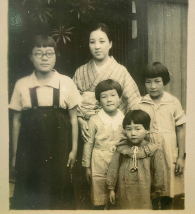 母・千代さんと4人の娘。最前列が四女の東海林さん（提供写真）
