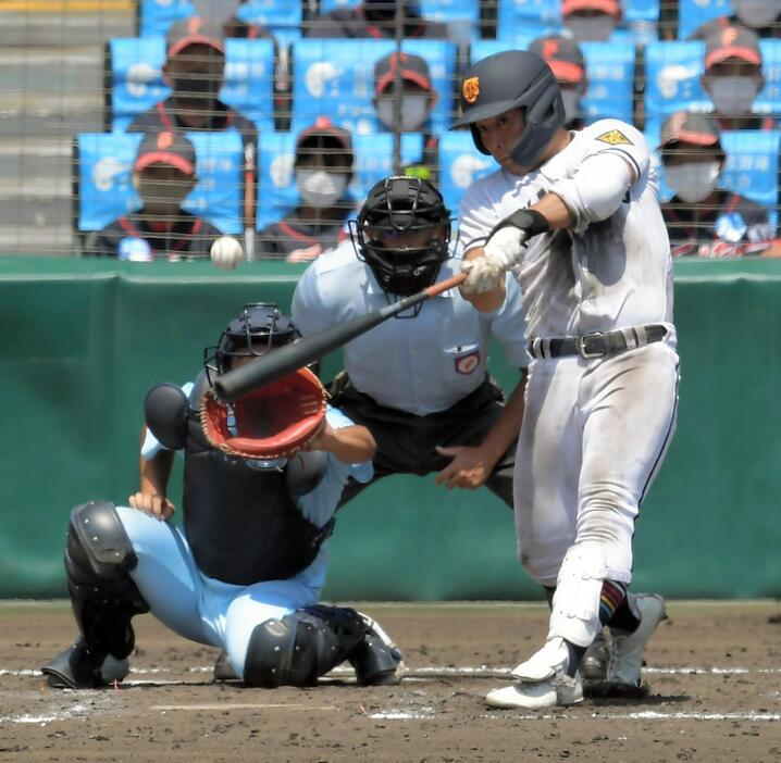 プロ注目の高松商・浅野翔吾が近江の同じくドラフト候補である山田陽翔から同点2ランを放つ(写真・日刊スポーツ/アフロ）