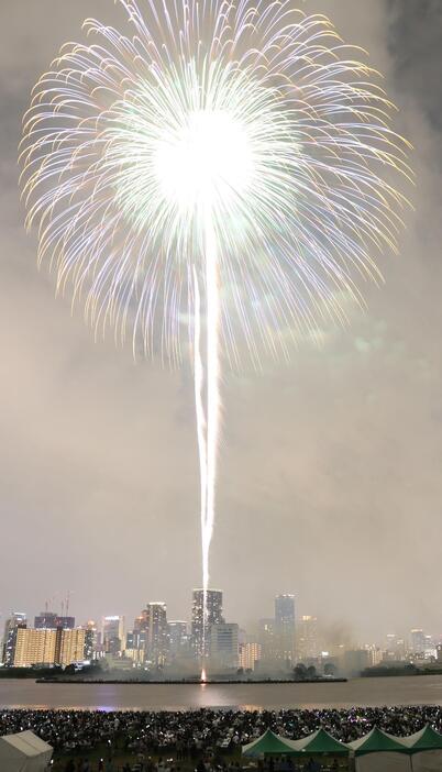 たてにのびるように高くあがる花火