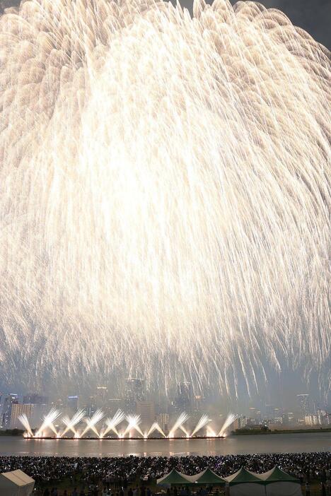 ラストの花火に拍手がやまず