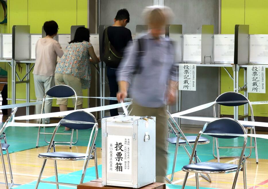 [イメージ]2019年参議院選挙の投票風景。この時は隣同士の記載台で記入していたが…（写真：つのだよしお/アフロ）