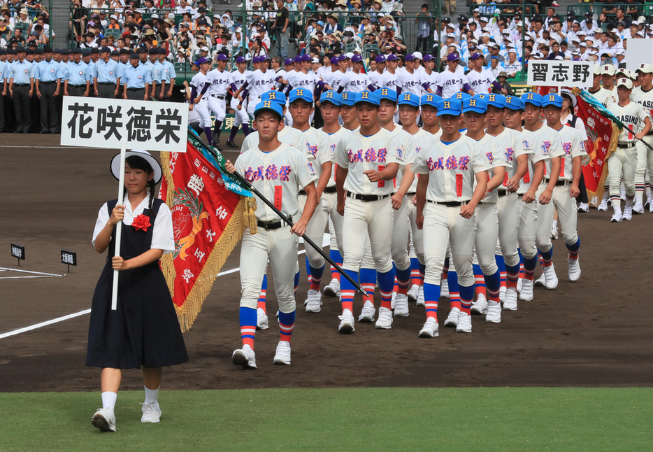 昨夏の甲子園で入場行進する花咲徳栄の選手たち。１年ぶりの大舞台に臨む＝阪神甲子園球場で２０１９年８月６日、玉城達郎撮影