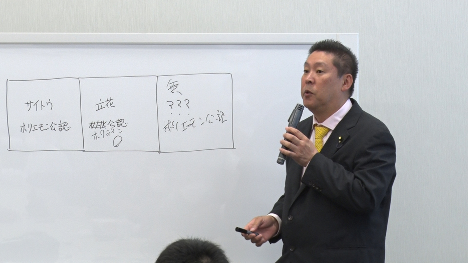 [画像]自身もホリエモン新党の公認として立候補することになったと説明する立花氏