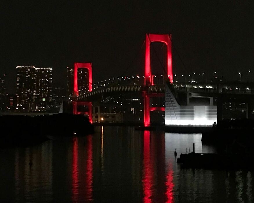 [写真]赤くライトアップされたレインボーブリッジ