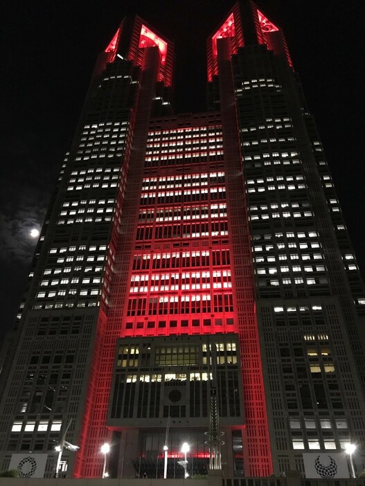 [写真]2日午後11時、「東京アラート」発動を受け、赤一色のライトアップとなった東京都庁（撮影：赤間一欽）