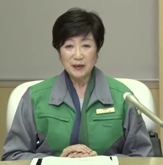 新型コロナウイルスの感染者数などについて説明する小池都知事（都配信の動画より）