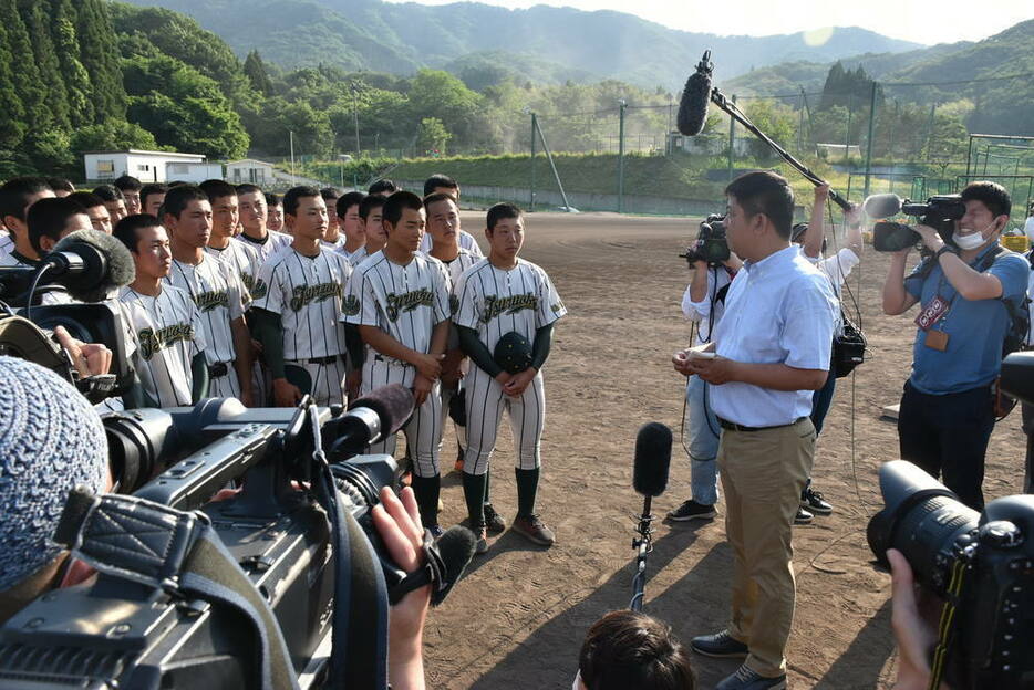 選手らにセンバツ交流試合の実施を伝える佐藤監督＝山形県鶴岡市で