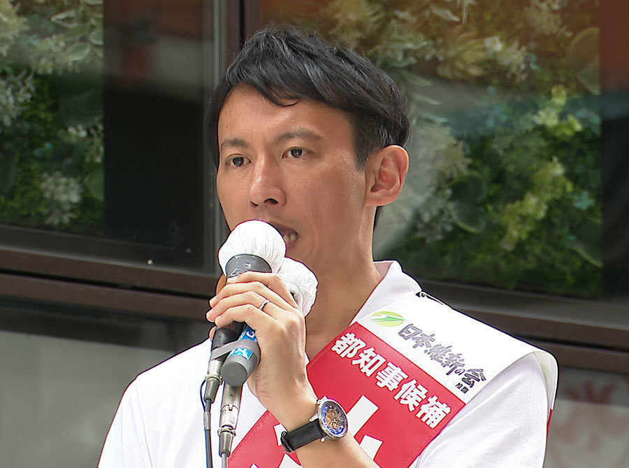 演説する小野泰輔氏