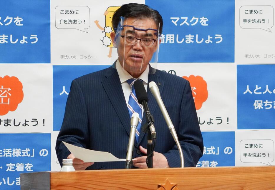 愛知県庁で記者会見を行った大村秀章知事