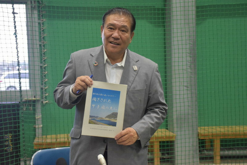 冊子「閉ざされた甲子園の先に」を自作していたと明かす鍛治舎巧監督＝岐阜市則武の県岐阜商屋内練習場で2020年6月10日午後4時21分、熊谷佐和子撮影