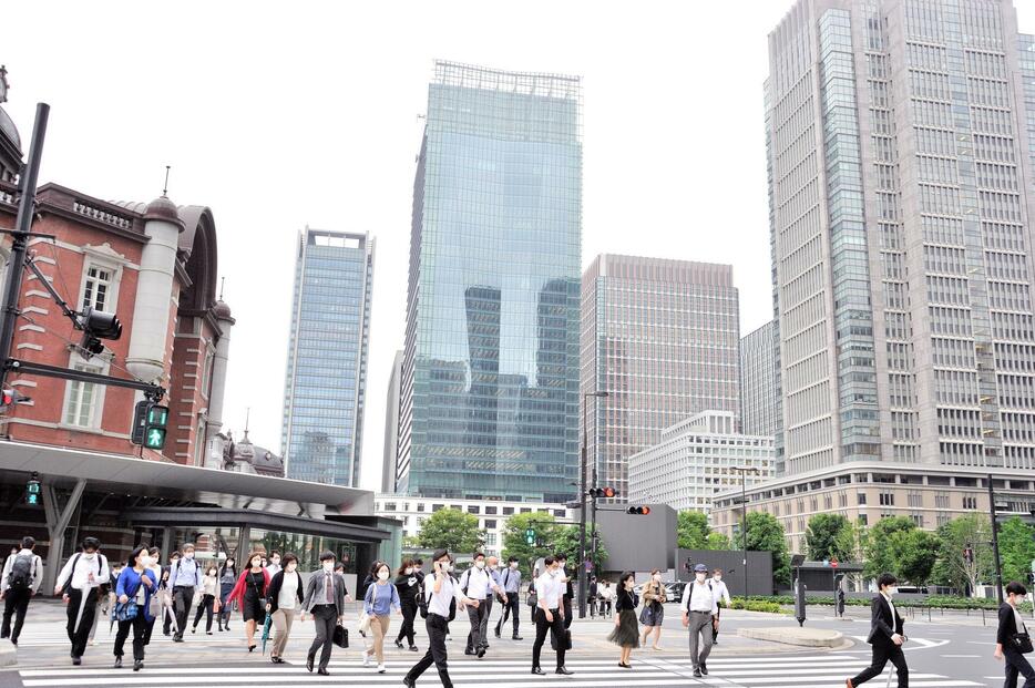 緊急事態宣言か解除され、東京の丸の内人通りが戻ってきた。（写真：東洋経済／アフロ）