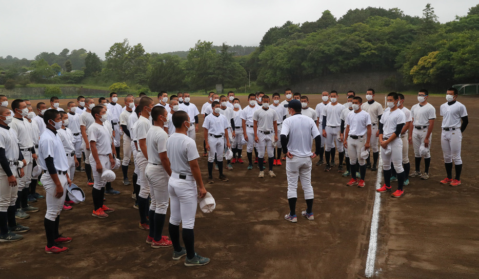 交流試合の開催について米山学監督の話を聞く加藤学園の選手たち＝静岡県沼津市で