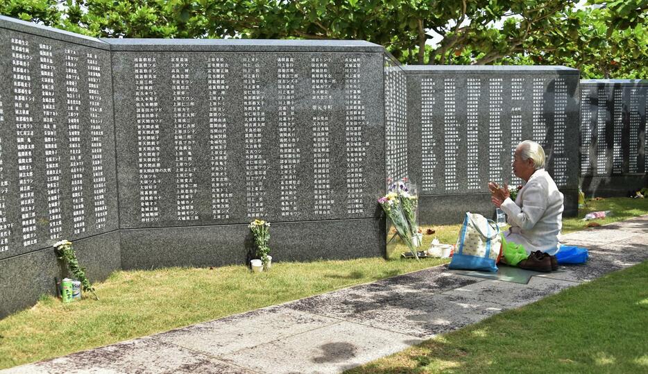 沖縄戦の戦没者の名前が刻まれた「平和の礎」。2015年6月23日撮影（写真：アフロ）