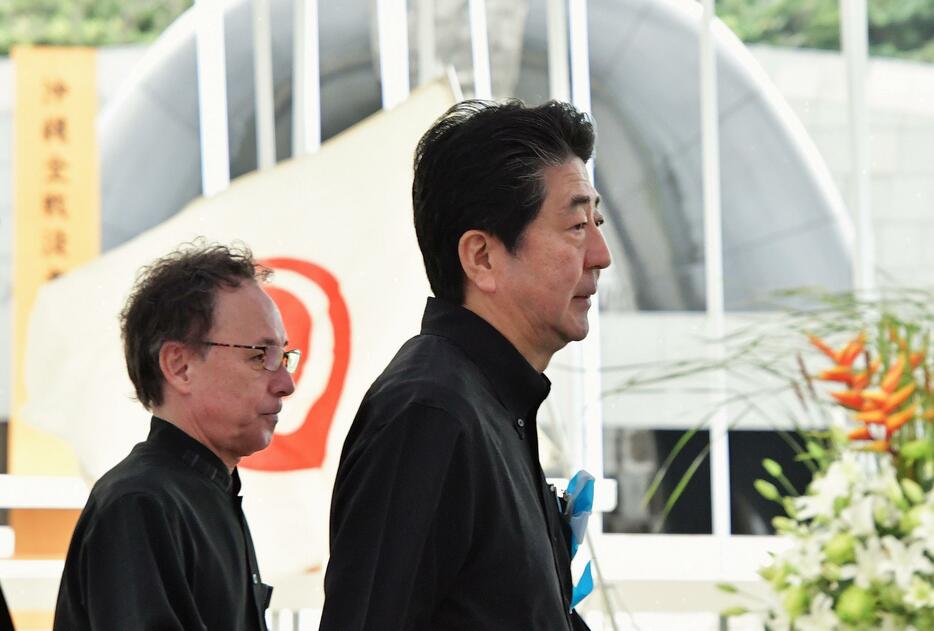 2019年の「沖縄全戦没者追悼式」に出席した安倍首相（右）と玉城デニー沖縄県知事（写真：アフロ）