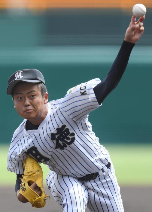 第101回全国高校野球選手権大会2回戦（智弁和歌山－明徳義塾）、先発した明徳義塾の新地＝阪神甲子園球場で2019年8月13日、久保玲撮影