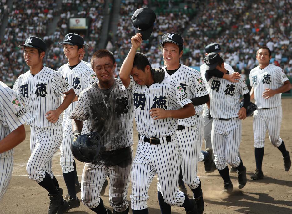 第101回全国高校野球選手権大会2回戦（智弁和歌山－明徳義塾）1－7で智弁和歌山に敗れ、応援団へあいさつに向かう明徳義塾の選手たち＝阪神甲子園球場で2019年8月13日、幾島健太郎撮影