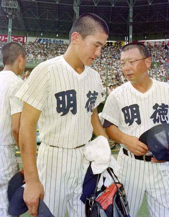 第74回全国高校野球選手権大会2回戦（明徳義塾－星稜）の試合後、引き上げる明徳義塾の馬淵監督（右）＝阪神甲子園球場で1992年8月16日