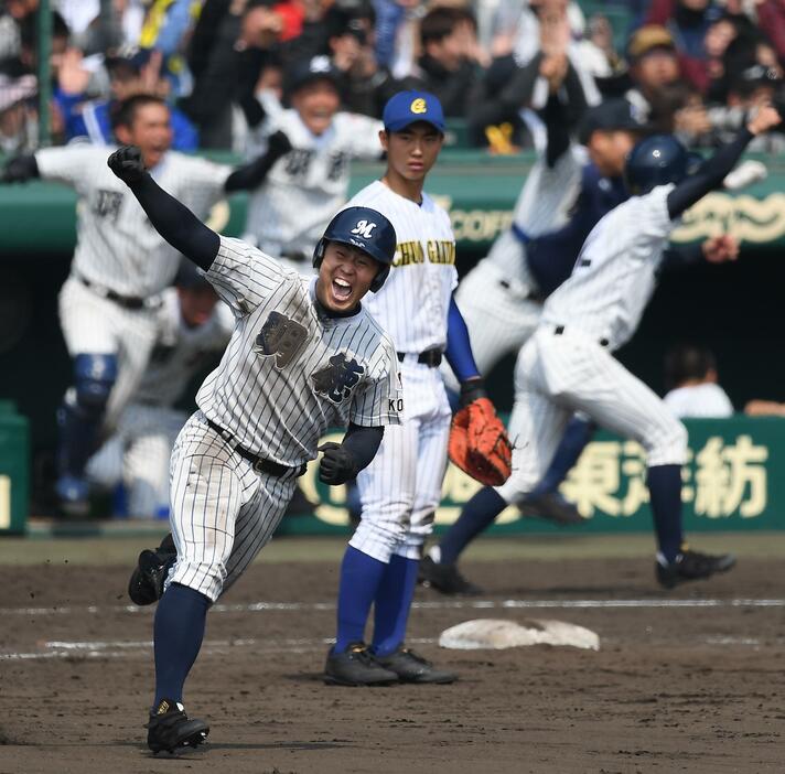 第90回記念選抜高校野球大会2回戦の中央学院戦で九回裏明徳義塾2死一、二塁、谷合が逆転サヨナラとなる3点本塁打を放ち、拳を突き上げる＝阪神甲子園球場で2018年3月25日、渡部直樹撮影