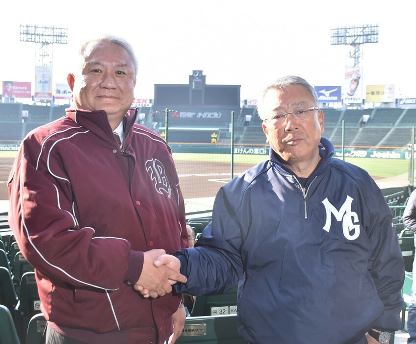 明徳義塾の馬淵史郎監督（右）と早稲田実の和泉実監督＝阪神甲子園球場で2017年3月18日、松原由佳撮影