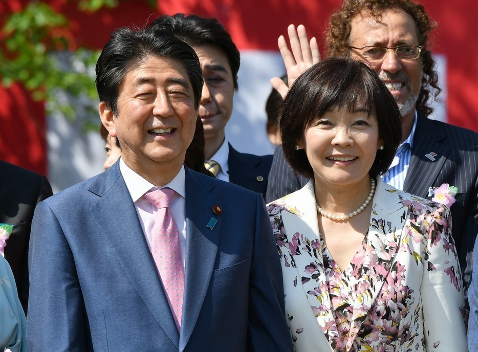 [写真]国会で問題視された「桜を見る会」。写真は2018年4月の会で記念撮影する安倍首相（左）と妻の昭恵氏（Natsuki Sakai/アフロ）