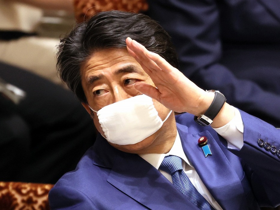 [写真]布マスクをつけて国会答弁に臨む安倍首相。政府が配布している布マスクはネット上で「アベノマスク」と呼ばれた（つのだよしお/アフロ）