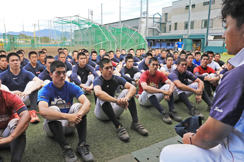 センバツ交流試合の開催決定について吉田健人部長（右端）から伝えられる山梨学院の選手たち＝甲府市で、玉城達郎撮影