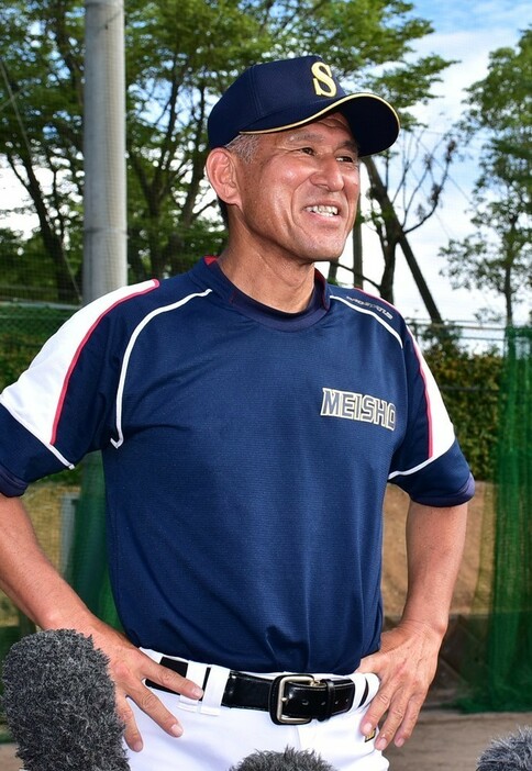 「甲子園でプレーでき、うれしく思う」と語った明石商の狭間善徳監督＝明石市魚住町長坂寺の明石商グラウンドで、浜本年弘撮影