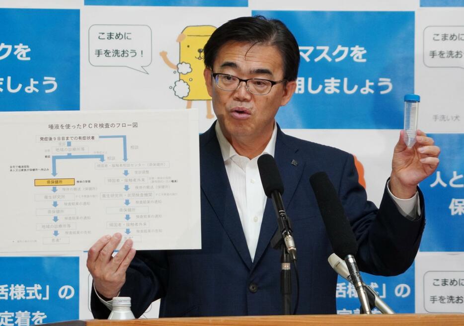 記者会見する愛知県の大村秀章知事