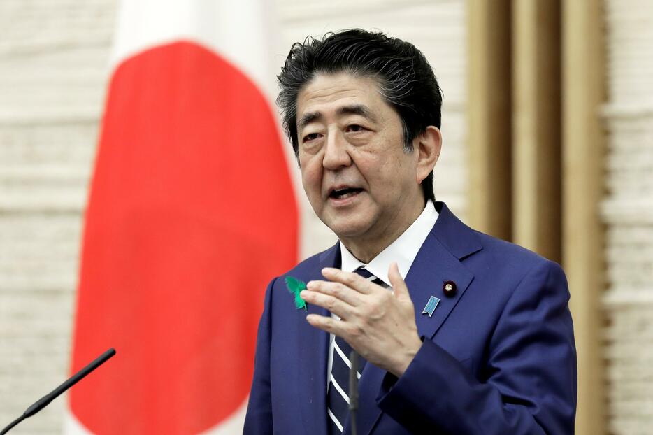 会見する安倍首相（写真：代表撮影/ロイター/アフロ）