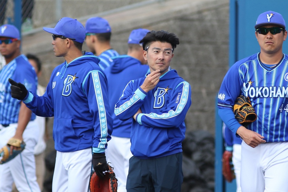 横浜DeNAはチーム戦略部にR&Dグループを立ち上げITデータ野球に取り組んできた。戦略部の壁谷周介部長（右から2人目）が狙いを語る（写真・黒田史夫）