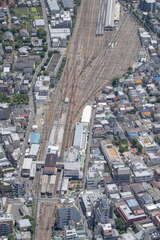 続けて上石神井駅と上石神井車両基地を一枚に収める。上石神井車両基地には新2000系に挟まれて30000系「スマイルトレイン」が留置されている（2018年6月19日、吉永陽一撮影）。