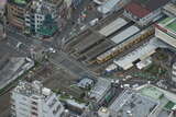 新宿線上石神井駅に停車する2000系の下り列車。上石神井駅は2面3線のホームを有する急行停車駅で、駅西側はホームのすぐそばを上石神井通りが貫く（2010年10月22日、吉永陽一撮影）。