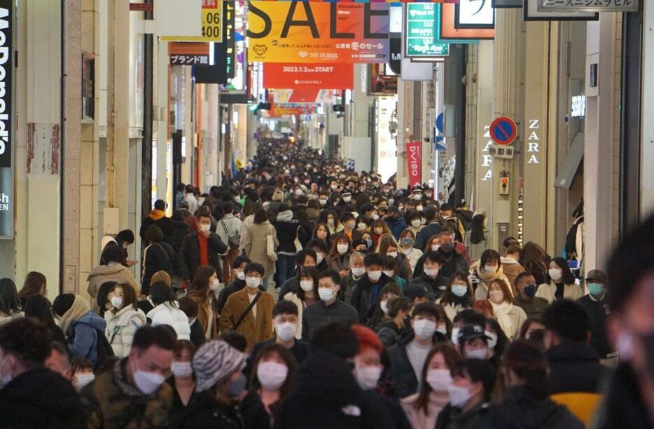 [写真]仕事納めの夜、大阪の繁華街はマスク姿の会社員ら多くの人の姿がみられた＝28日午後6時半ごろ、大阪市中央区で