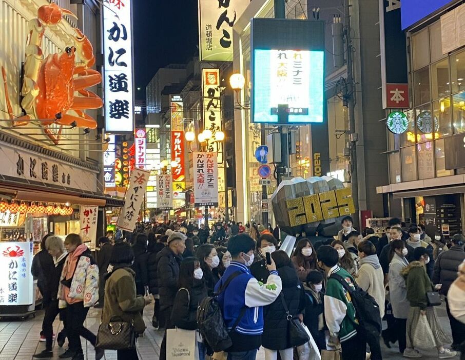 [写真]仕事納めの夜、大阪の繁華街はマスク姿の会社員らが多く訪れていた＝28日午後6時半ごろ、大阪市中央区で