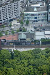 西側から見た原宿駅駅舎。1924（大正13）年6月に竣工し、ハーフティンバー様式の三角屋根が特徴だった。駅舎裏側も梁と白壁が個性的だ（2016年4月26日、吉永陽一撮影）。