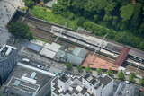 旋回しながら連続で原宿駅を撮影した。原宿駅の駅舎は中心部に尖塔があるのが特徴で、先端には風見鶏が設置されていた（2016年6月8日、吉永陽一撮影）。