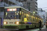 広島電鉄3800形電車「グリーンライナー」。「軽快電車」3500形電車のながれを汲む（2015年4月、鳴海 侑撮影）。