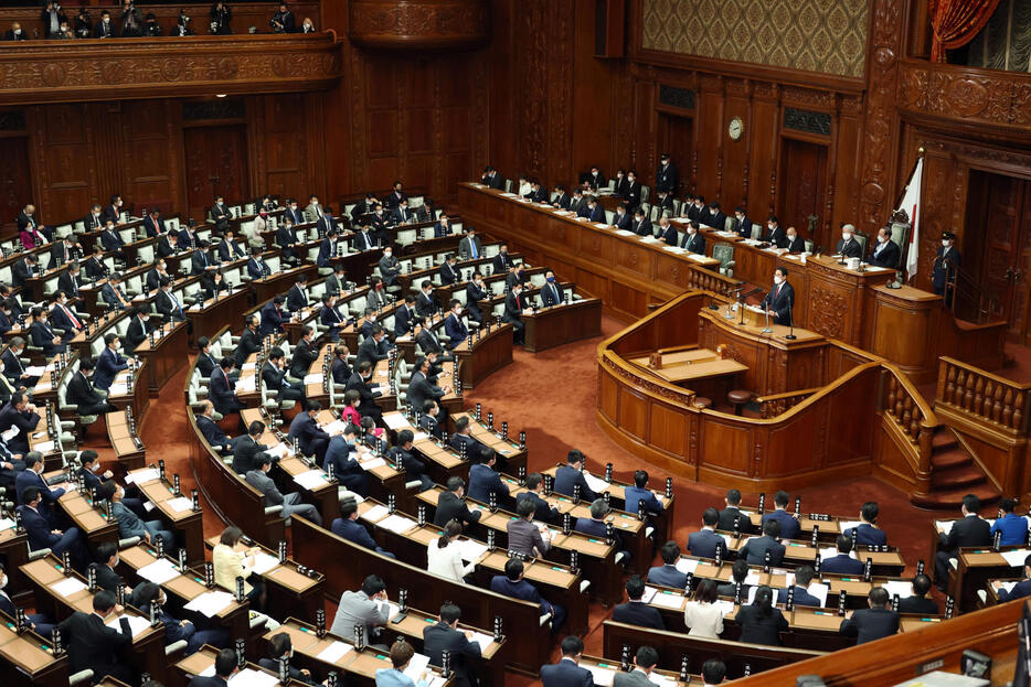 第207臨時国会で所信表明演説を行う岸田文雄首相（写真：つのだよしお/アフロ）