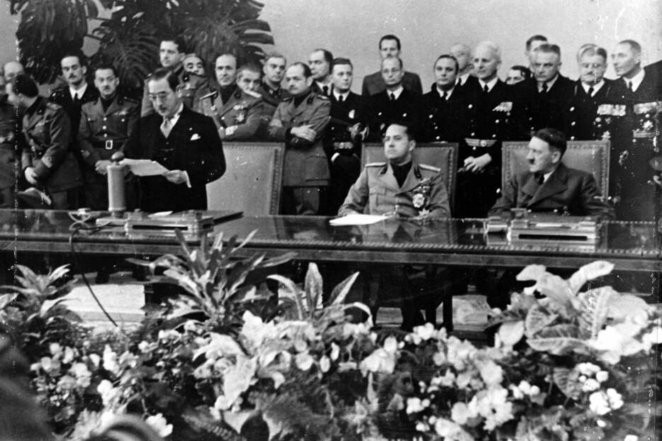 1940年9月、ベルリンで調印された日本・ドイツ・イタリアの軍事同盟（写真：Roger-Viollet／アフロ）