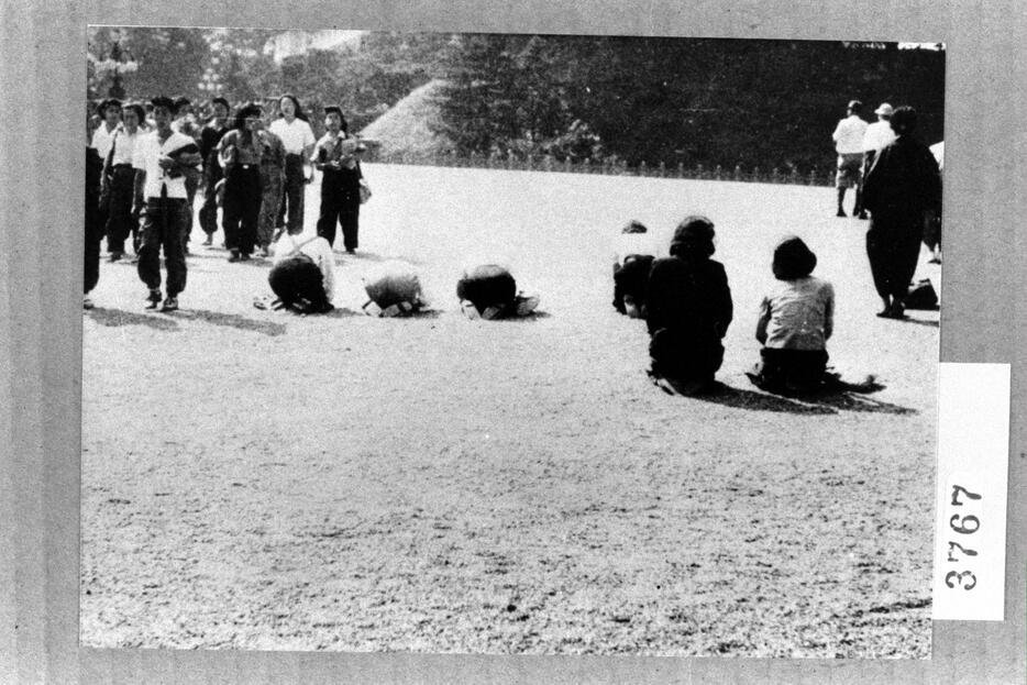皇居前で土下座をする人々（1945年8月15日　写真：毎日新聞社／アフロ）