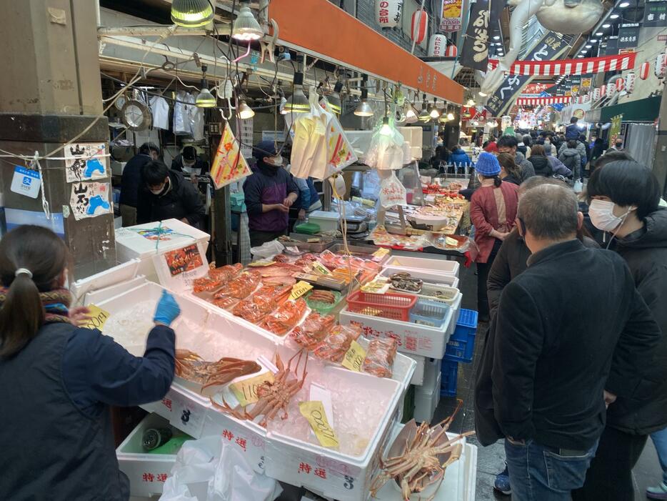 ［写真］新鮮な食材が並ぶ黒門市場＝31日正午ごろ、大阪市中央区で