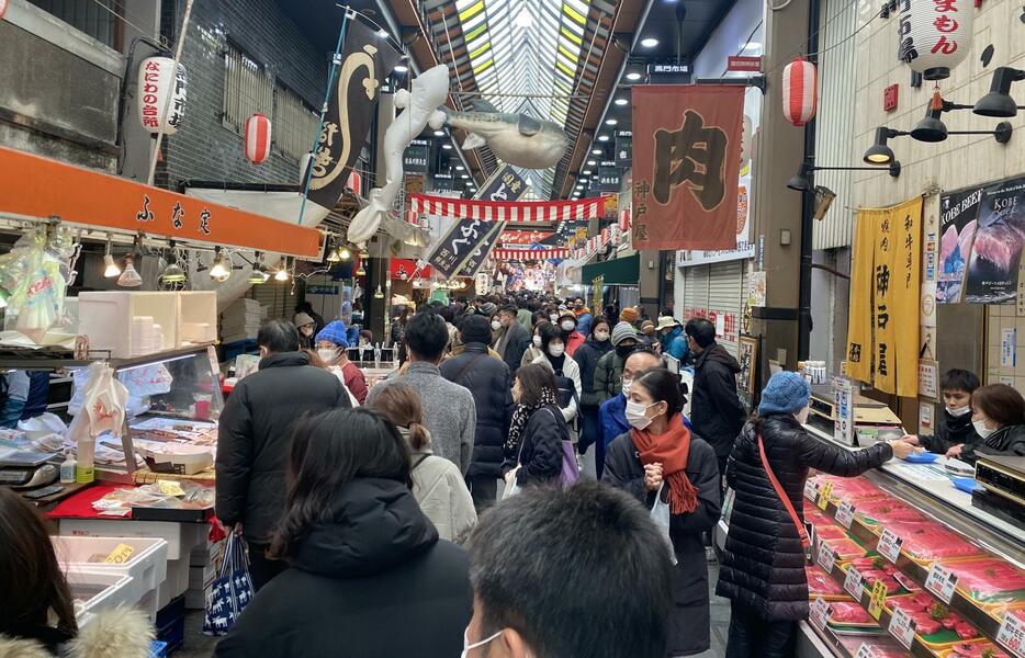 ［写真］活気が戻ってきた黒門市場＝31日正午ごろ、大阪市中央区で