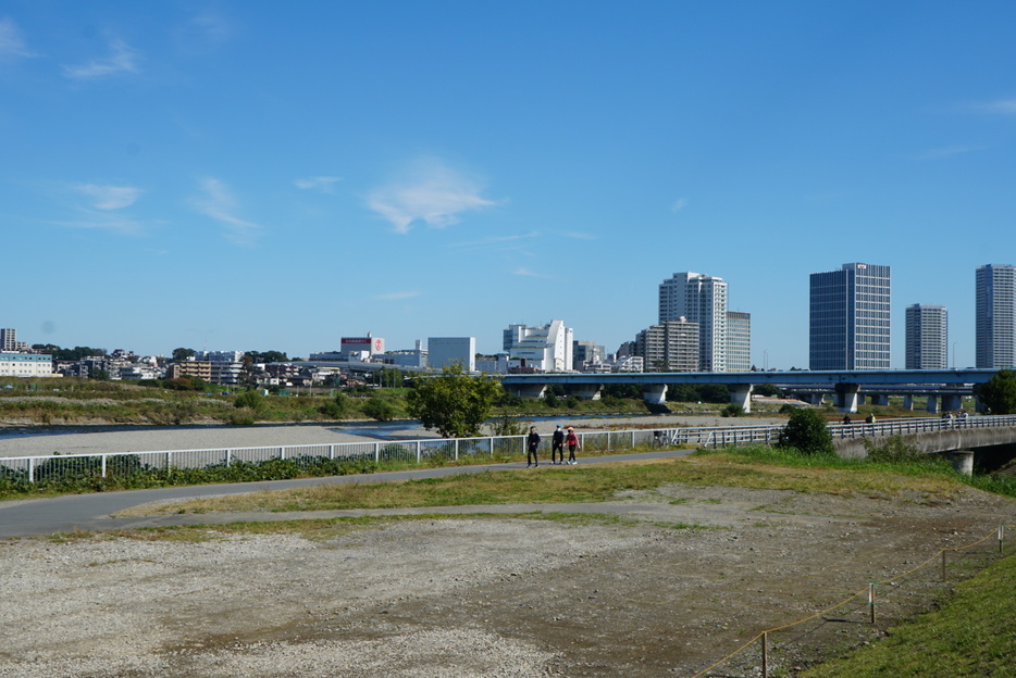 川崎市高津区から多摩川を挟んで二子玉川地区を望む（撮影：小川匡則）