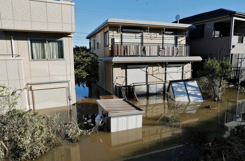 被害を受けた川崎市の多摩川付近の住宅（2019年10月13日　写真：ロイター／アフロ）