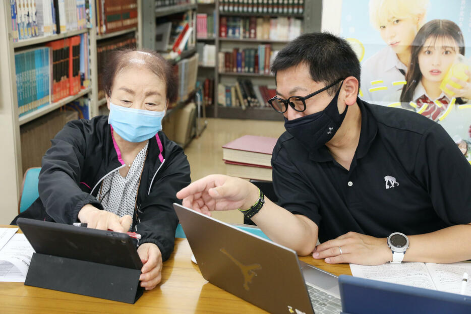 阿部和子先生（左）と三坂央先生。大東学園高校の総合学習「性と生」の教科会で（撮影：鈴木愛子）