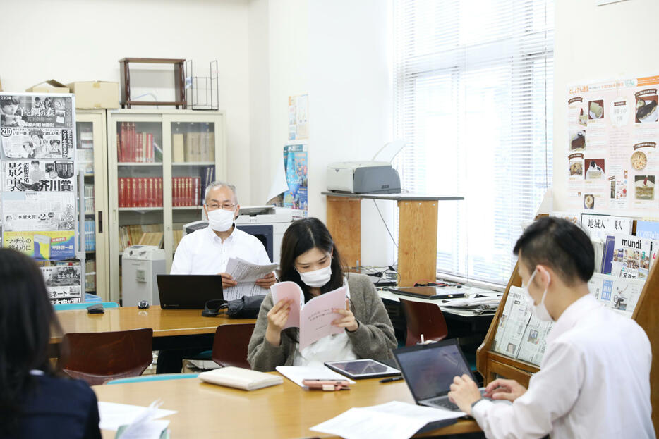 大東学園高校の総合学習「性と生」の教科会。奥が水野哲夫先生（撮影：鈴木愛子）