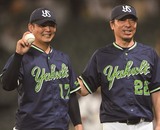 プロ初勝利を挙げた7月1日の阪神戦[甲子園]にて。高津監督[右]からの信頼は非常に厚い