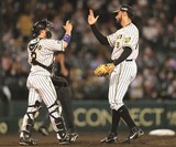 試合終了後にバッテリーで行う勝利のポーズ。この光景を来年見ることができなくなるのは寂しいが……