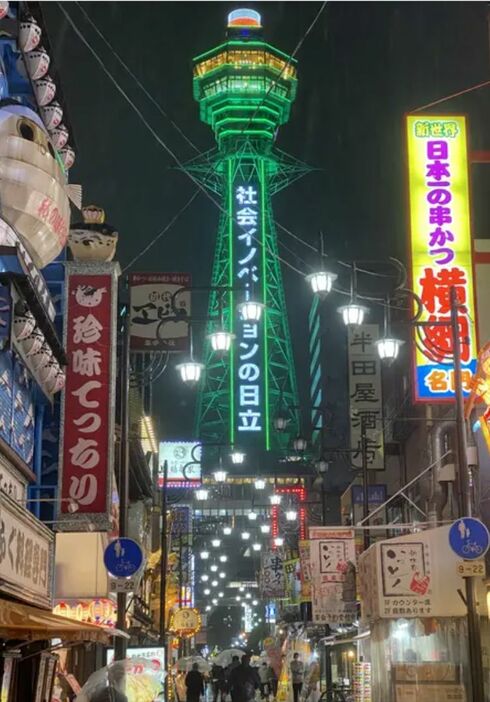 [写真]大阪モデル緑信号を伝えるため周知点灯に協力する通天閣＝10月25日、大阪市浪速区で
