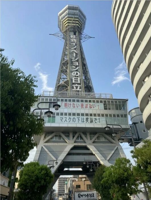 [写真]南側から通天閣を望む。この写真の右側下の方に滑り台が設置される予定だ＝大阪市浪速区で